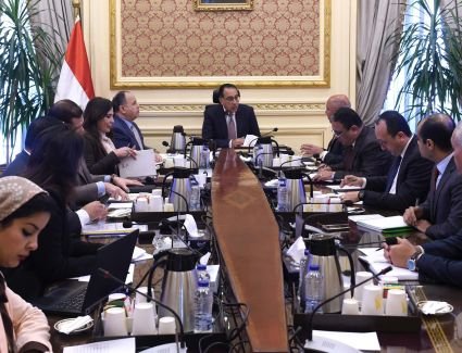 رئيس الوزراء يتابع آليات الإسراع بإنهاء الإجراءات وخروج الحاويات بالموانئ