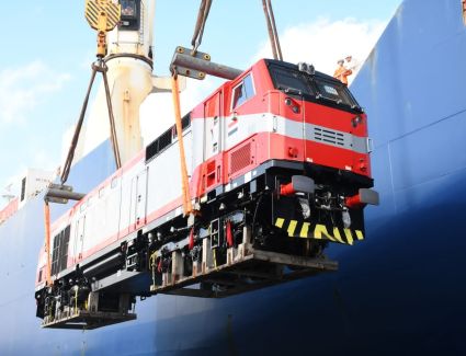 وزير النقل يعلن وصول أول جرار أمريكى جديد إلى ميناء الإسكندرية