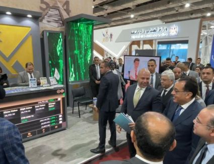 رئيس الوزراء يتفقد جناح البورصة المصرية بمعرض القاهرة الدولي للكتاب
