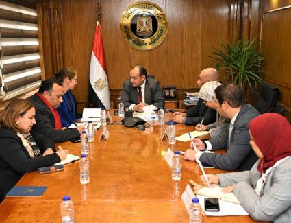 "م. أحمد سمير" يبحث مع ممثلي مجموعة البنك الدولي بالقاهرة تطوير الصناعة المصرية