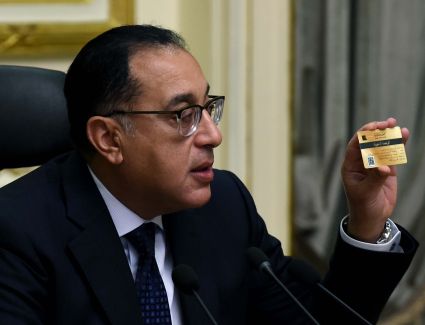 رئيس الوزراء يستعرض نموذج الرخصة الذهبية التي تم إصدارها لـ 9 مشروعات