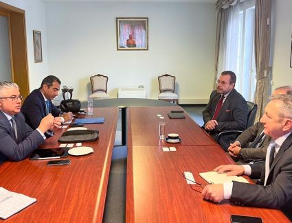 رئيس المنطقة الاقتصادية يبحث فرص الاستثمار مع مستثمري المجر