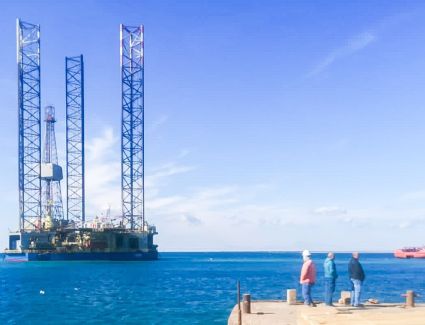 ميناء الطور يستقبل أول حفار بترول لأعمال صيانة دورية 