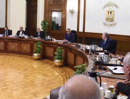 رئيس الوزراء يعقد اجتماعاً لبحث التوسع في إنتاج الزيت الخام محلياً