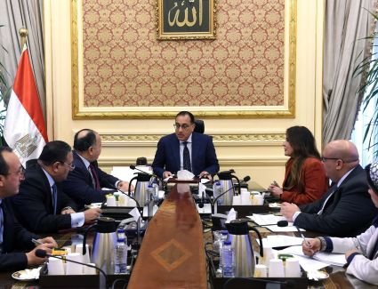 رئيس الوزراء يجتمع بوزير المالية لمراجعة مشروعات قوانين تتضمن تيسيرات ضريبية لتحفيز القطاع الصناعي