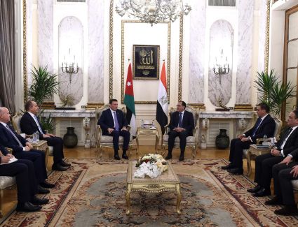 رئيس الوزراء يلتقي رئيس مجلس النواب الأردني لبحث الملفات المشتركة