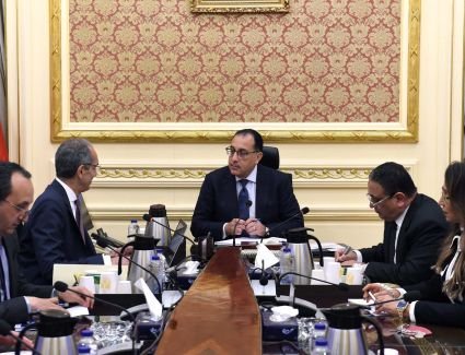 رئيس الوزراء يتابع مع وزير الاتصالات عدداً من المشروعات 