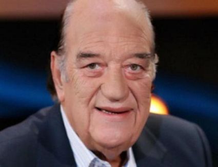 تشيع جنازة الفنان حسن حسنى الى مثواة الأخير و اقامة صلاة الجنازة امام مقابر العائلة بـ 6 أكتوبر 