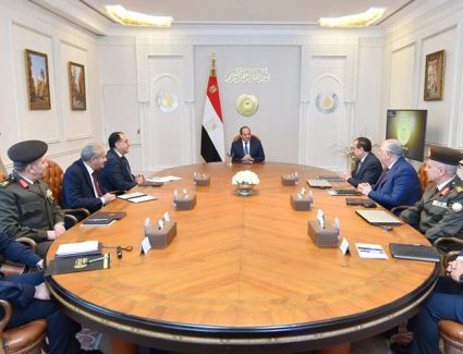 الرئيس السيسي يجتمع برئيس مجلس الوزراء وعدد من الوزراء والمسئولين