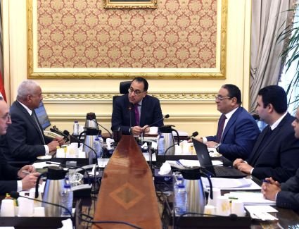 رئيس الوزراء يلتقي محافظ السويس لمتابعة المشروعات وبحث الفرص الاستثمارية