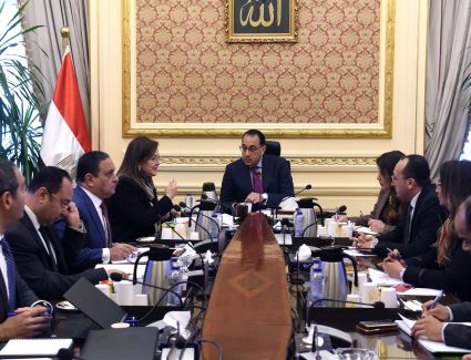 رئيس الوزراء يتابع مع وزيرة التخطيط نتائج الجولة الترويجية للاستثمار