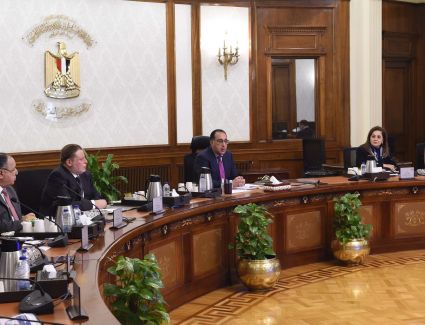 بحضور محافظ البنك المركزي.. رئيس الوزراء يتابع خطوات تنفيذ خطة الطروحات الحكومية