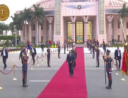الأولى من نوعها.. الرئيس السيسي يستقبل نظيره الأوزبكستاني بمطار القاهرة