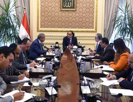 رئيس الوزراء يتابع إجراءات إنشاء منطقة حرة لوجيستية لتخزين القمح والزيوت