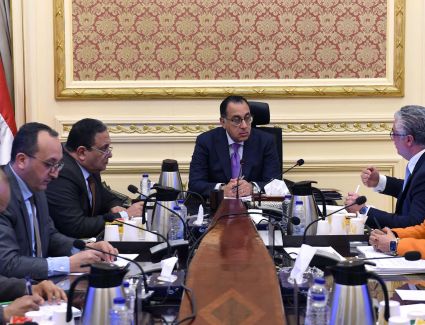 رئيس الوزراء يستعرض الموقف التنفيذي للمشروعات بالمنطقة الاقتصادية لقناة السويس