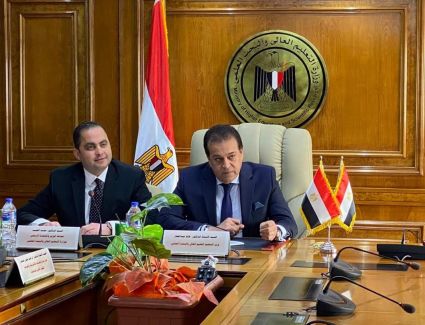 خلال لقاءه برؤساء (7) جامعات عبر الفيديو كونفرانس.. وزير التعليم العالي يشيد بتطبيق خطة التعليم عن بُعد