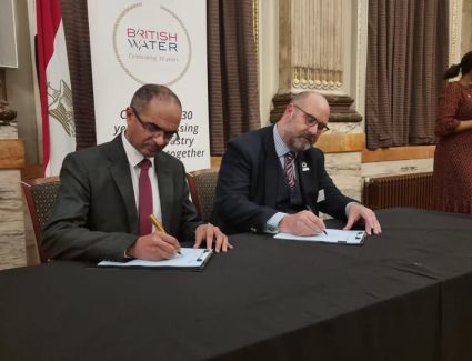 نائب وزير الإسكان لـ" البنية الأساسية " يُوقع مذكرة تفاهم مع مسئولي رابطة المياه البريطانية للتعاون في مشروعات المياه والصرف الصحي