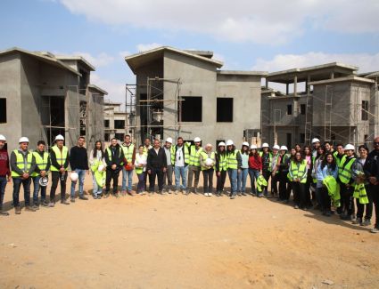 طلاب كلية الهندسة بالجامعة الأمريكية في زيارة ميدانية لموقع «CREEK TOWN» كنموذج معماري مميز ومثال للجودة الإنشائية 