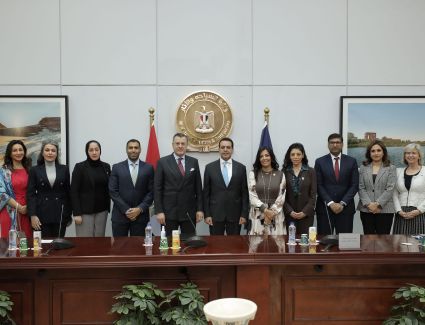 وزير السياحة والآثار يستقبل وفد من غرفة التجارة الأمريكية بالبحرين