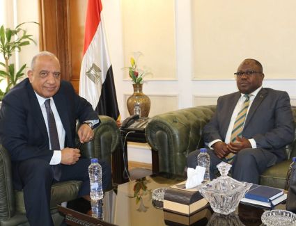 وزير قطاع الأعمال العام يستقبل سفير زامبيا بالقاهرة لبحث التعاون الاقتصادي