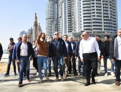  بالصور.. وزير الإسكان يتفقد سير العمل بمنطقة الأبراج الشاطئية بمدينة العلمين الجديدة