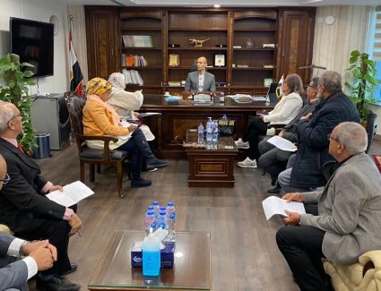 رئيس جهاز " القاهرة الجديدة" يلتقى عدداً من سكان حي اللوتس للاستماع إلى آرائهم 