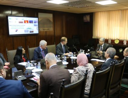 وزير الكهرباء يستقبل سفير بريطانيا بالقاهرة  ووفد كبير