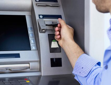 اتحاد بنوك مصر يوضح حقيقة احتساب عمولات سحب عند استخدام الصراف الالي