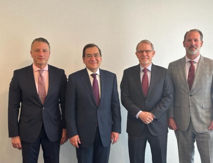 "الملا" يبحث مع الرئيس التنفيذي لشركة شيفرون العالمية سبل دعم جهود تنمية الثروات البترولية 