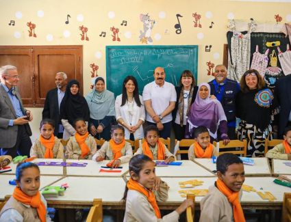 المشاط ومنسق الأمم المتحدة في مصر تتفقدان نتائج برنامج الاستثمار في رأس المال البشري بمدرسة الرغامه بمدينة كوم أمبو
