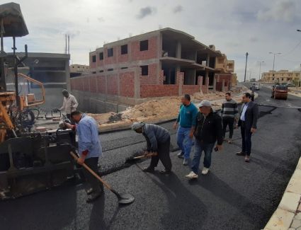 رئيس جهاز " الشروق" يتابع رصف الطرق الداخلية بالحي الثالث