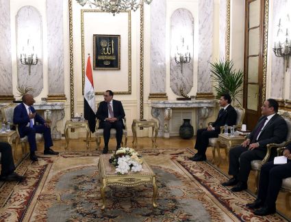 رئيس الوزراء يلتقي رئيس "الكاف" لاستعراض سبل دعم كرة القدم الأفريقية