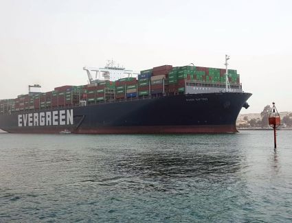 لأول مرة.. أسامة ربيع : قناة السويس تشهد عبور 107 سفينة كأعلى معدل يومي 