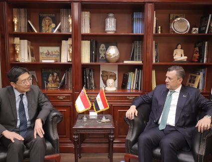 وزير السياحة والآثار وسفير سنغافورة بالقاهرة يبحثان تعزيز التعاون المشترك