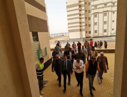 مساعد وزير الإسكان للشئون الفنية يتفقد سير العمل بمشروع إنشاء 74 برجا سكنياً بحدائق أكتوبر