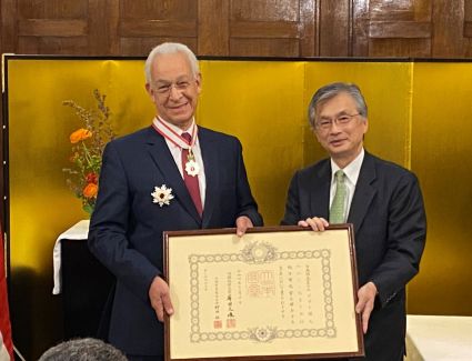 تتويج الدكتور "هاني هلال" وزير التعليم العالي الأسبق بوسام الشمس المشرقة النجم الذهبي والفضي