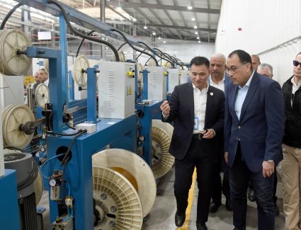 "مدبولي" يتفقد مصنع هنج تونج أوبتيك إليكتريك مصر