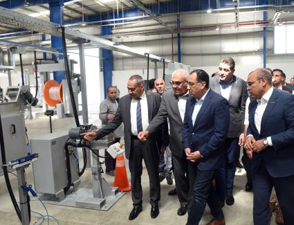 رئيس الوزراء يتفقد مصنع "بنية" لكابلات الألياف الضوئية المقام بالشراكة مع الهيئة العربية للتصنيع