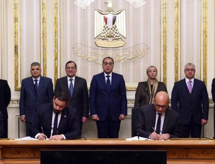 رئيس الوزراء يشهد مراسم توقيع اتفاقية المساهمين بين قناة السويس ومجموعة شركات "V" اليونانية 