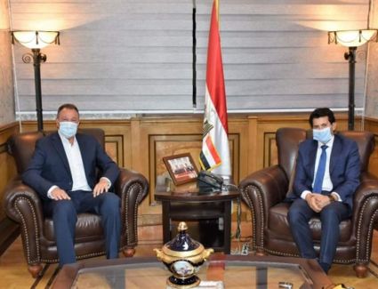 وزير الرياضة يجتمع بالخطيب لبحث طلب الأهلي برد هدايا وتبرعات آل الشيخ