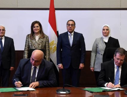 رئيس الوزراء يشهد توقيع بروتوكول تعاون لتشغيل مراكز تكنولوجية نموذجية متنقلة لتقديم الخدمات التأمينية