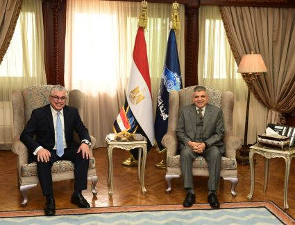 الفريق أسامة ربيع يلتقي رئيس المنطقة الاقتصادية لبحث التعاون المشترك