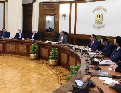 رئيس الوزراء يستعرض مقترحات تطوير الصورة البصرية للطريق الدائري